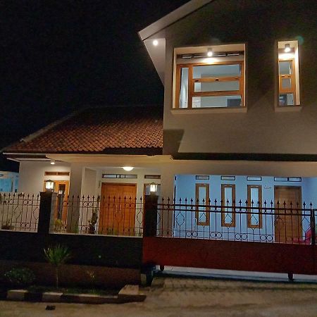 Guesthouse - Lubna Homestay Kuningan Dış mekan fotoğraf