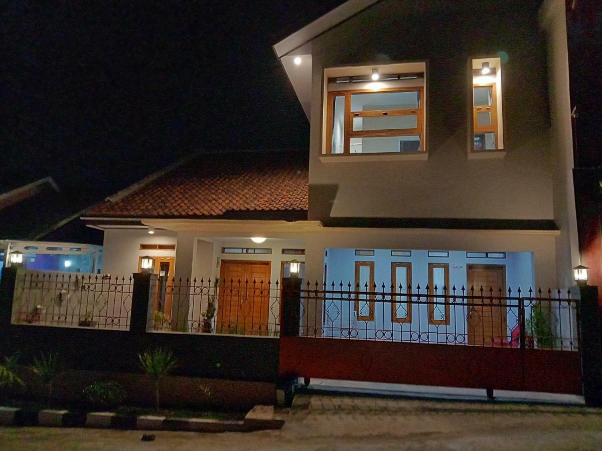 Guesthouse - Lubna Homestay Kuningan Dış mekan fotoğraf