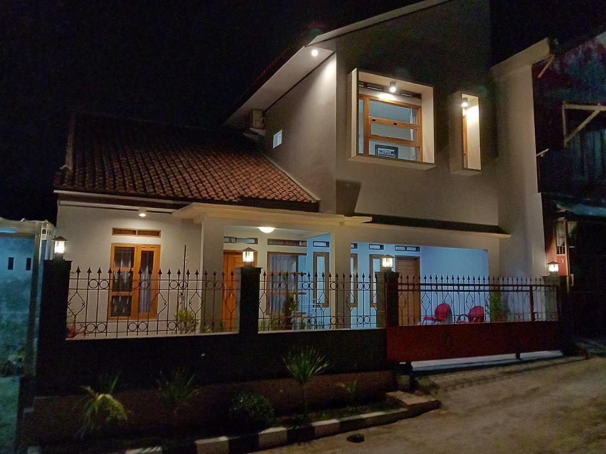 Guesthouse - Lubna Homestay Kuningan Dış mekan fotoğraf